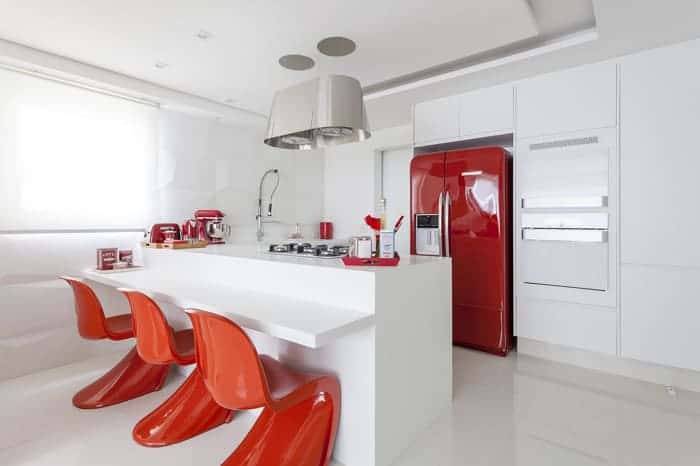 cozinha branca com geladeira vermelha