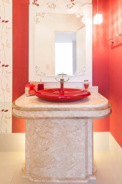 banheiro vermelho com marmore bege