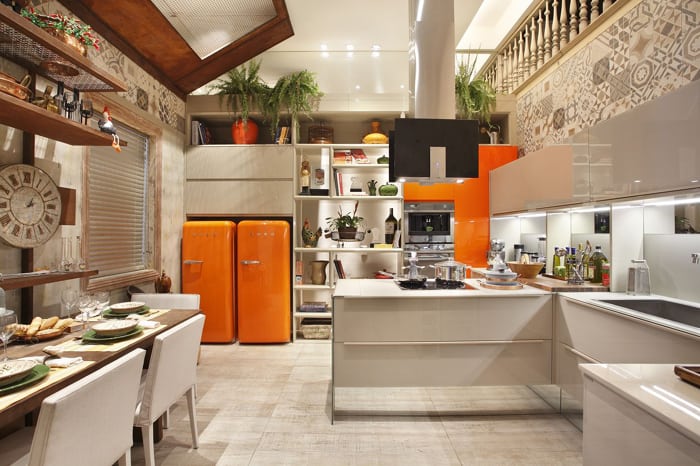 cozinha ampla e moderna com geladeira laranja
