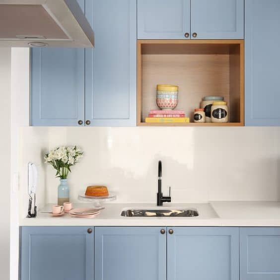 cozinha azul serenity e branca