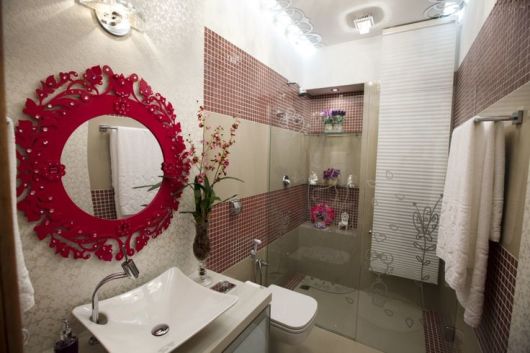banheiro com paredes em vermelho e bege