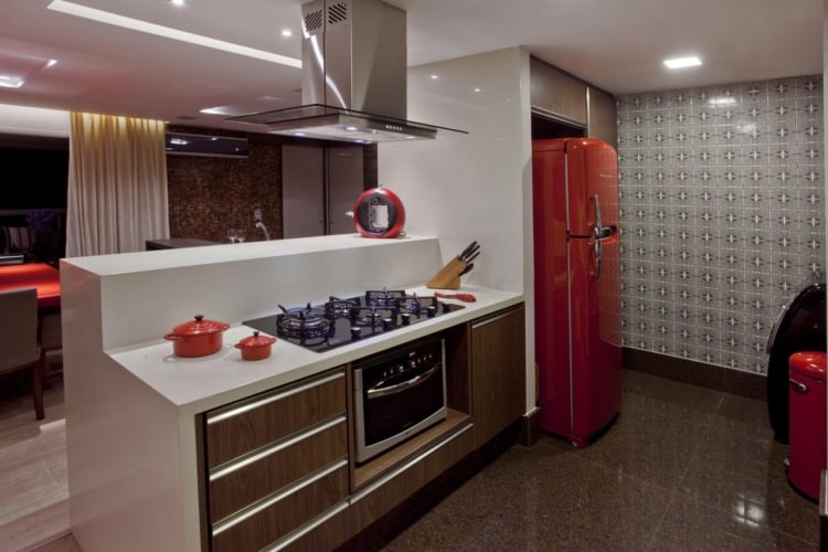 cozinha moderna e planejada com geladeira vermelha