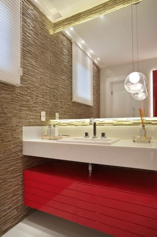 banheiro vermelho com pedras decorativas bege