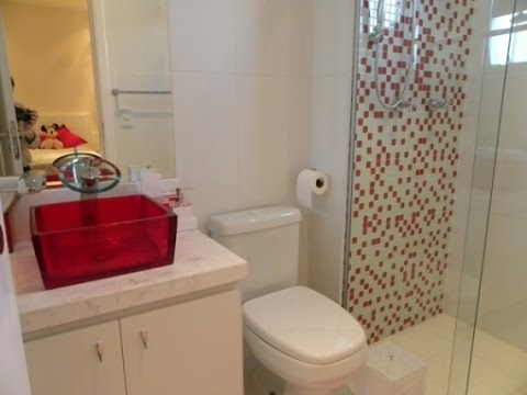 banheiro com pastilhas em vermelho e bege
