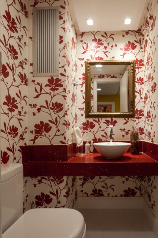 lavabo vermelho e branco com papel de parede