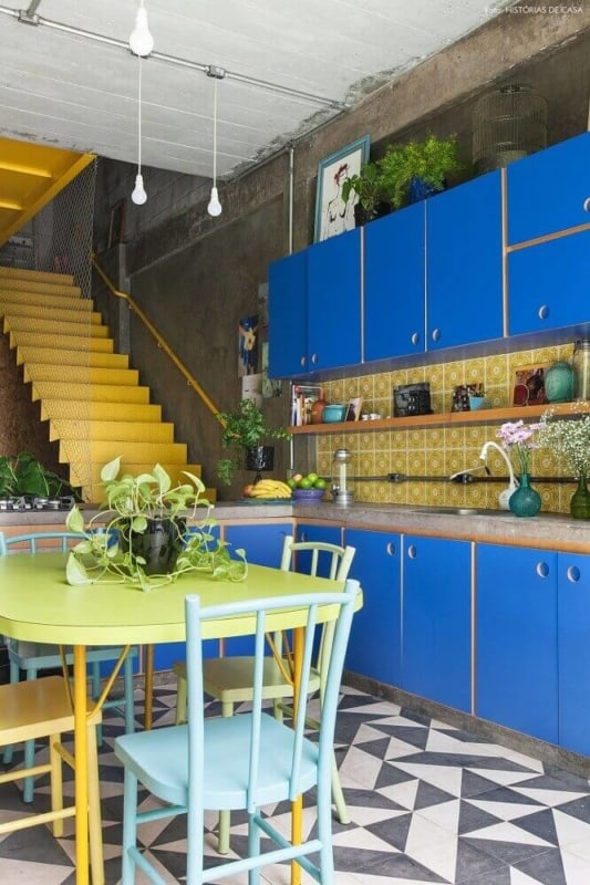 cozinha integrada em azul e amarelo
