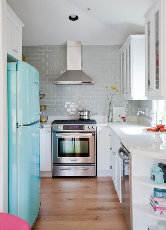 cozinha pequena com geladeira azul claro
