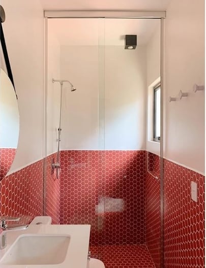 banheiro com pastilhas hexagonais vermelhas