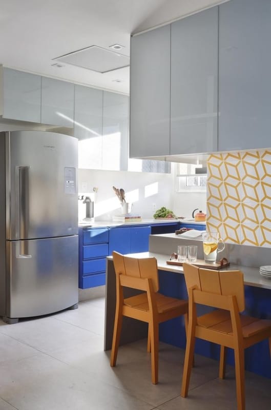cozinha moderna com armarios em azul e revestimentos em amarelo