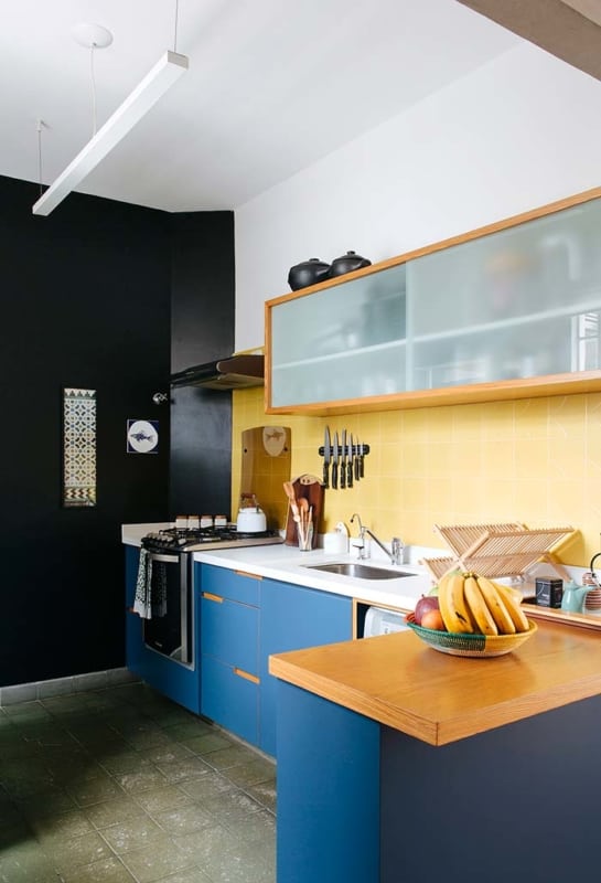 cozinha com armarios em azul e amarelo
