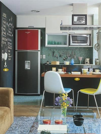 cozinha de apartamento com geladeira colorida