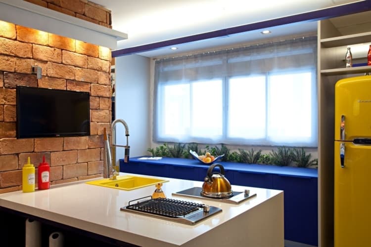 cozinha com armario azul e geladeira retro amarela