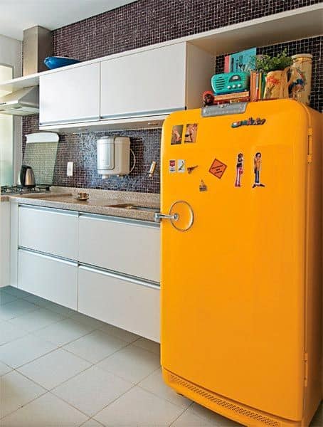 cozinha planejada pequena com geladeira amarela