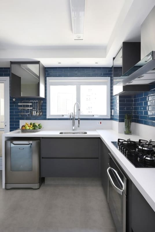 cozinha com azulejo de metro azul e armarios cinza