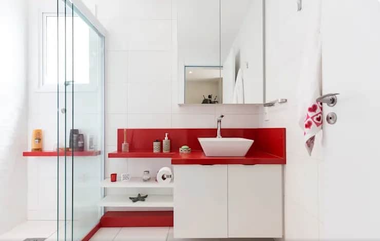 banheiro pequeno em vermelho e branco