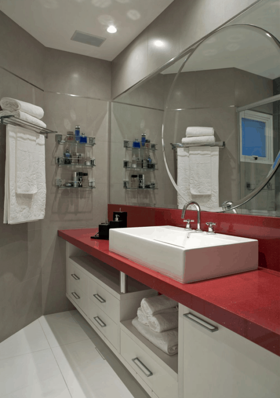 banheiro pequeno com bancada vermelha