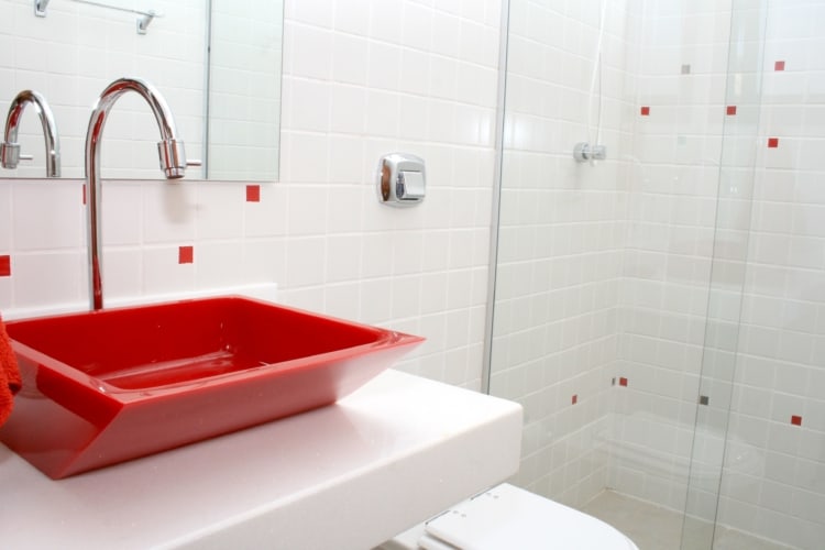 banheiro simples em vermelho e branco