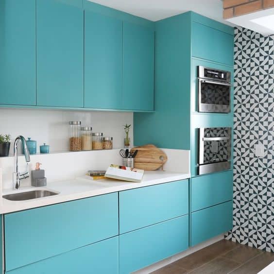 cozinha com armarios planejados em azul turquesa