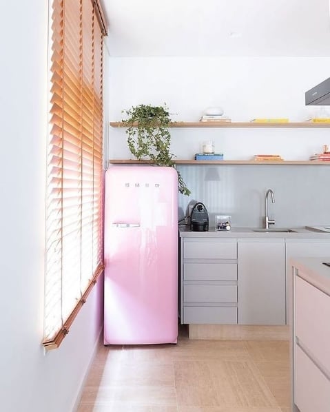 cozinha com geladeira retro rosa claro