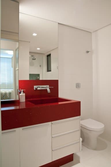 banheiro com bancada vermelha