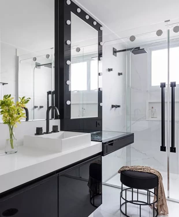 banheiro com penteadeira preta moderna com espelho camarim