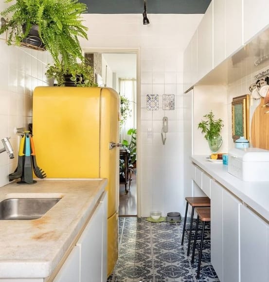 cozinha pequena com geladeira retro amarela