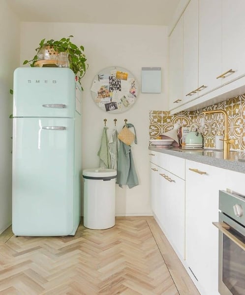 cozinha com geladeira verde menta retro