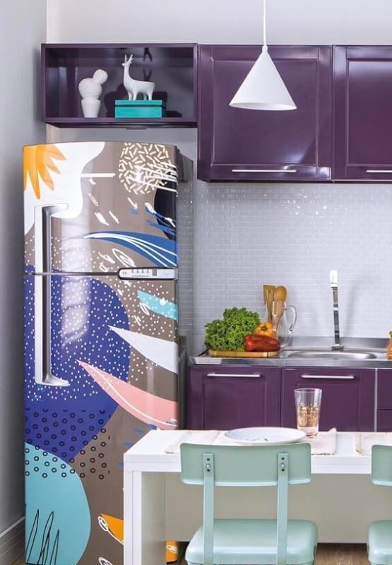 cozinha pequena com geladeira adesivada colorida