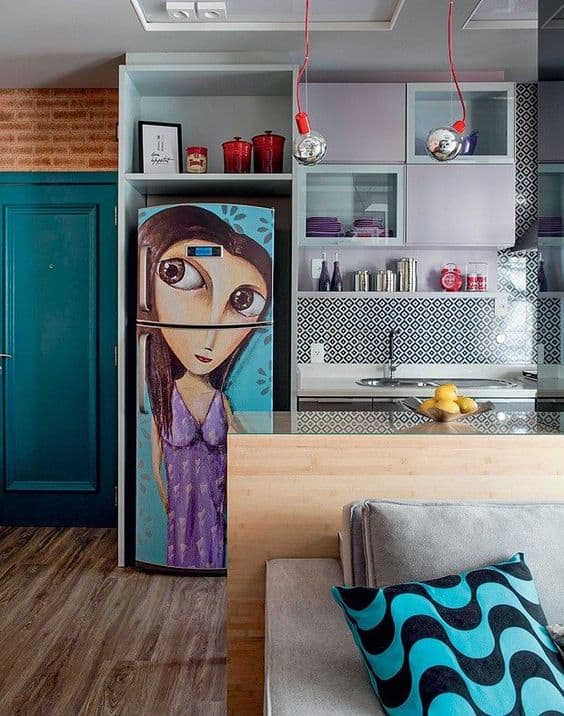8 cozinha de apartamento com geladeira adesivada colorida
