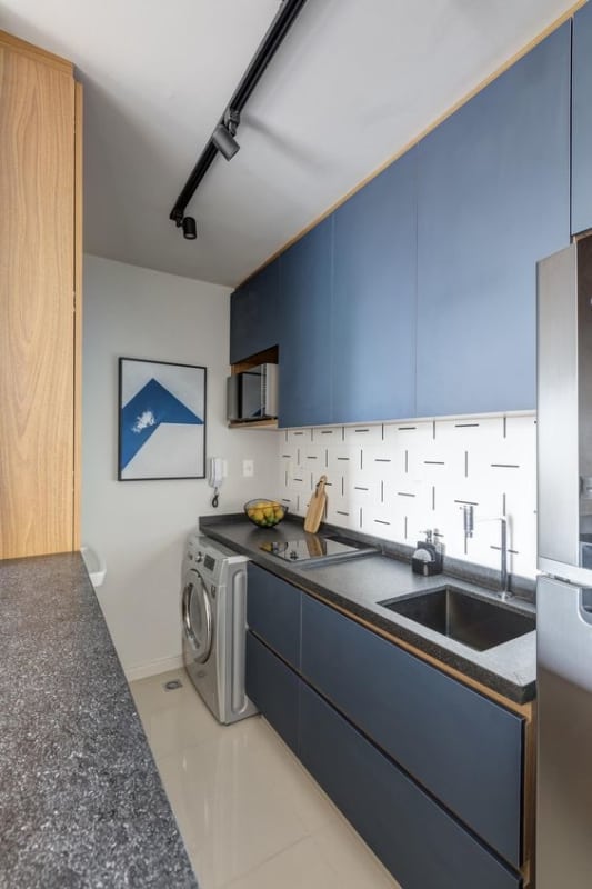 cozinha de apartamento pequeno com armarios em azul petroleo
