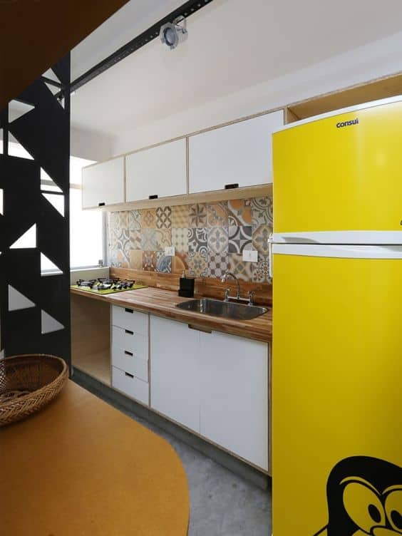 cozinha pequena com geladeira amarela adesivada