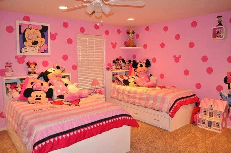 Belo exemplo de quarto rosa todo decorado para duas ou mais criancas