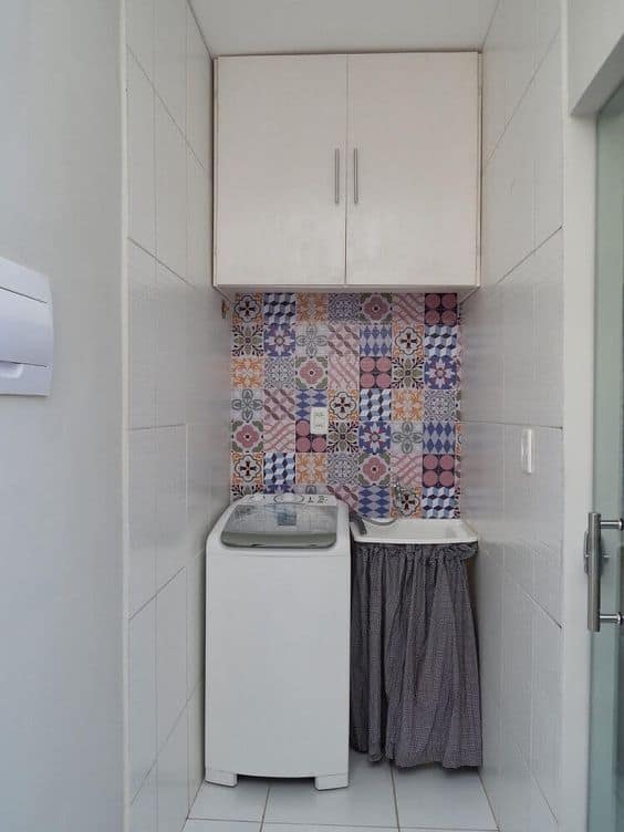 area de servico pequena com maquina de lavar e tanque