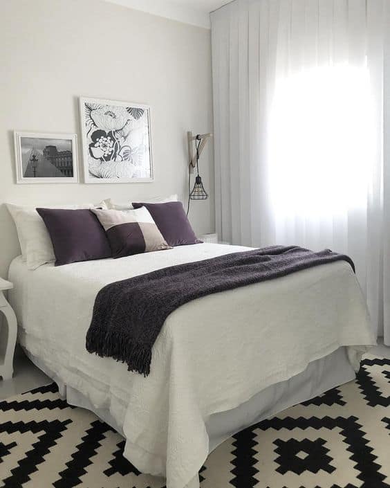 quarto de casal com tapete estampado em preto e branco