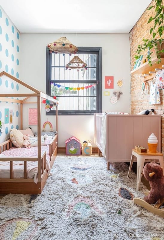 quarto infantil com tapete felpudo colorido