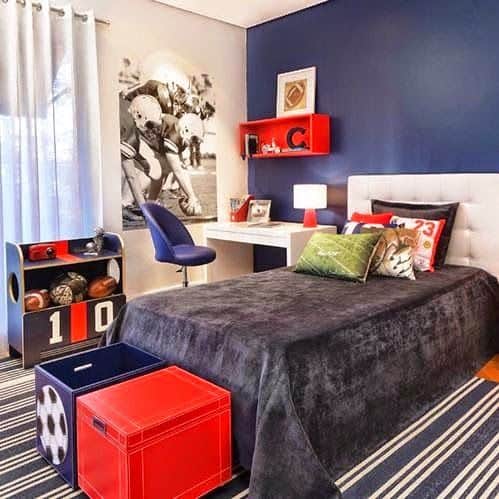 quarto masculino com tapete listrado em azul marinho