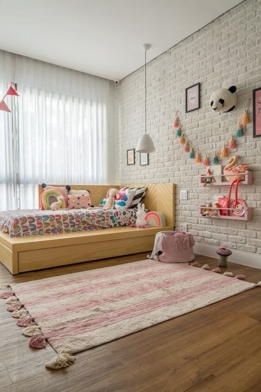 quarto infantil feminino com tapete de listras rosa