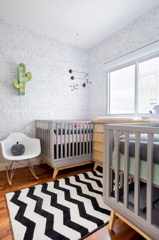 quarto de bebe com tapete preto e branco