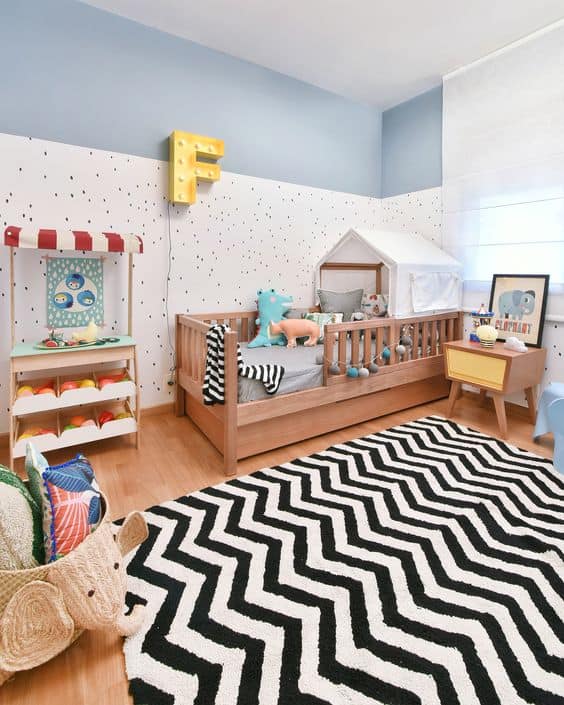 quarto infantil com tapete chevron preto e branco