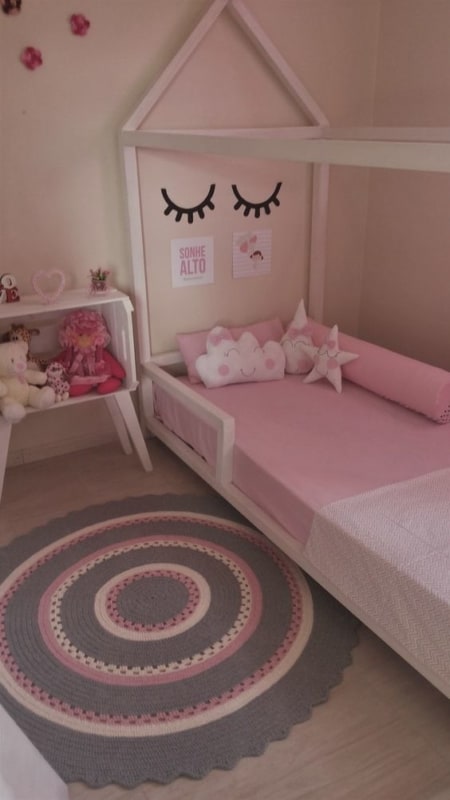 quarto infantil com tapete redondo de croche em cinza e rosa