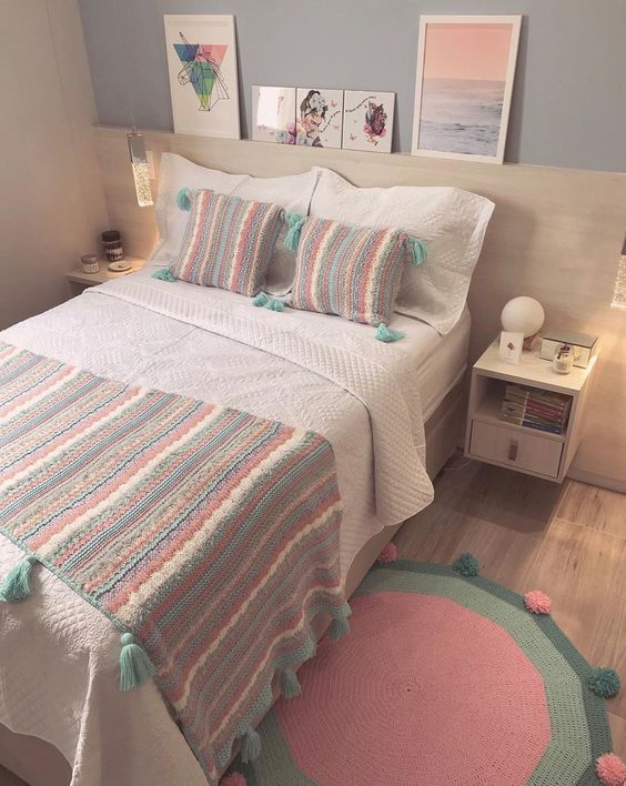 quarto decorado com tapete de croche colorido