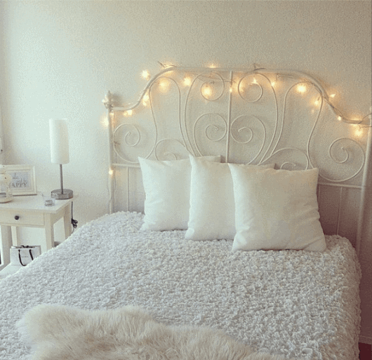 cama decorada com pisca pisca