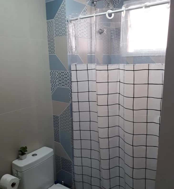 banheiro pequeno com cortina quadriculada