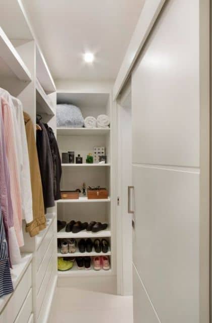 closet pequeno com porta de correr branca