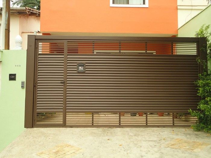 fachada de casa com portao basculante em bronze