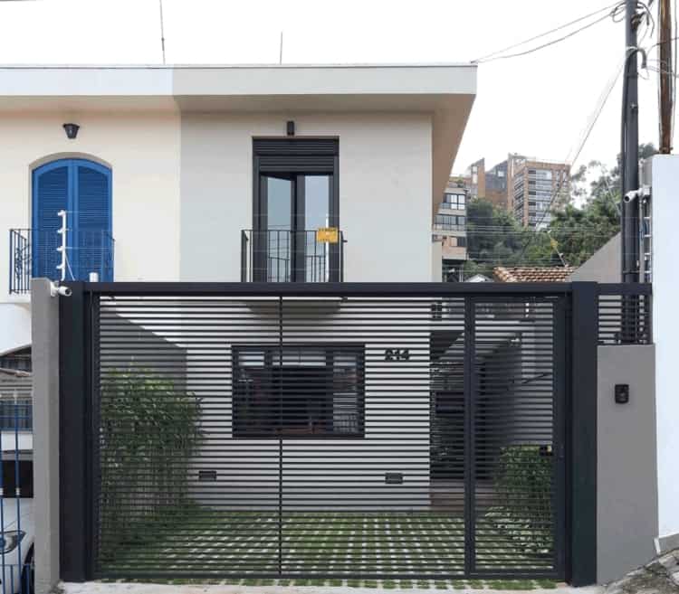 casa com portao em aluminio preto