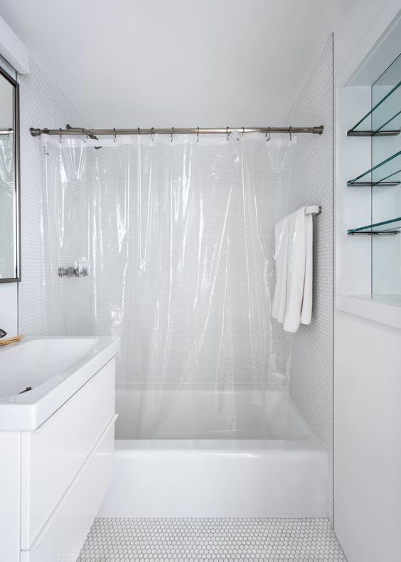 bnaheiro clean com cortina transparente na banheira