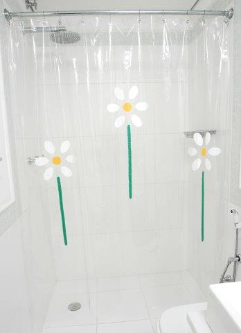 cortina de banheiro transparente com flores