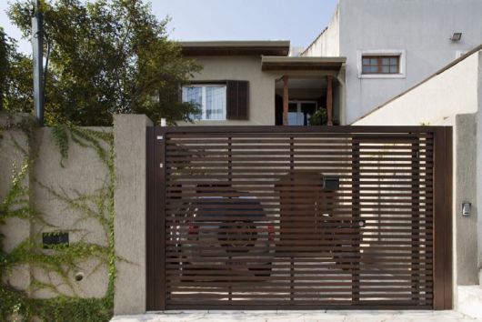 fachada de casa com portao de aluminio marrom