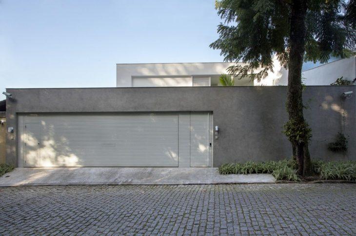 fachada de casa com portao de aluminio off white